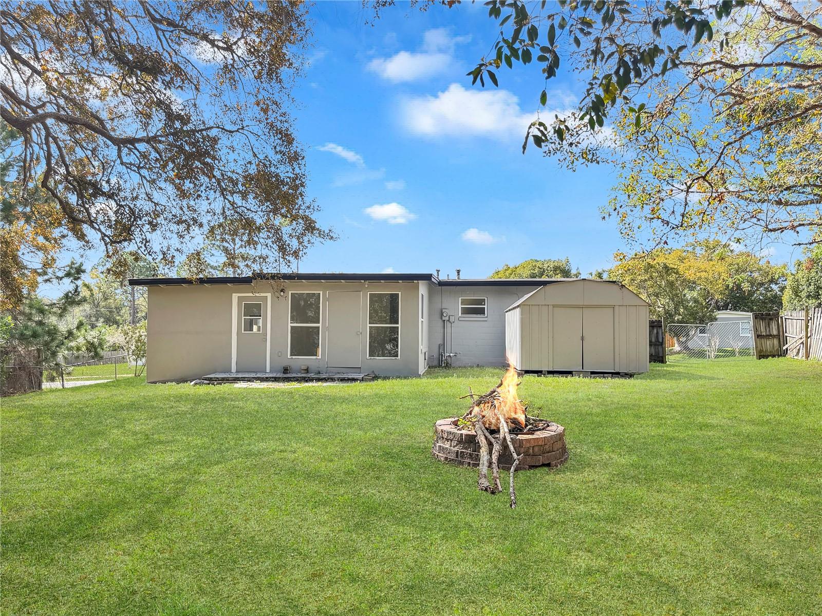 889 W VILLAGE DR, DELTONA, FL, 32725