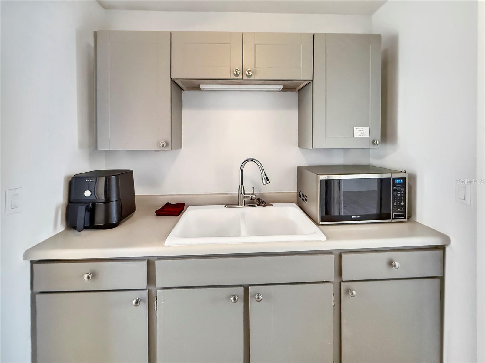 889 W VILLAGE DR, DELTONA, FL, 32725