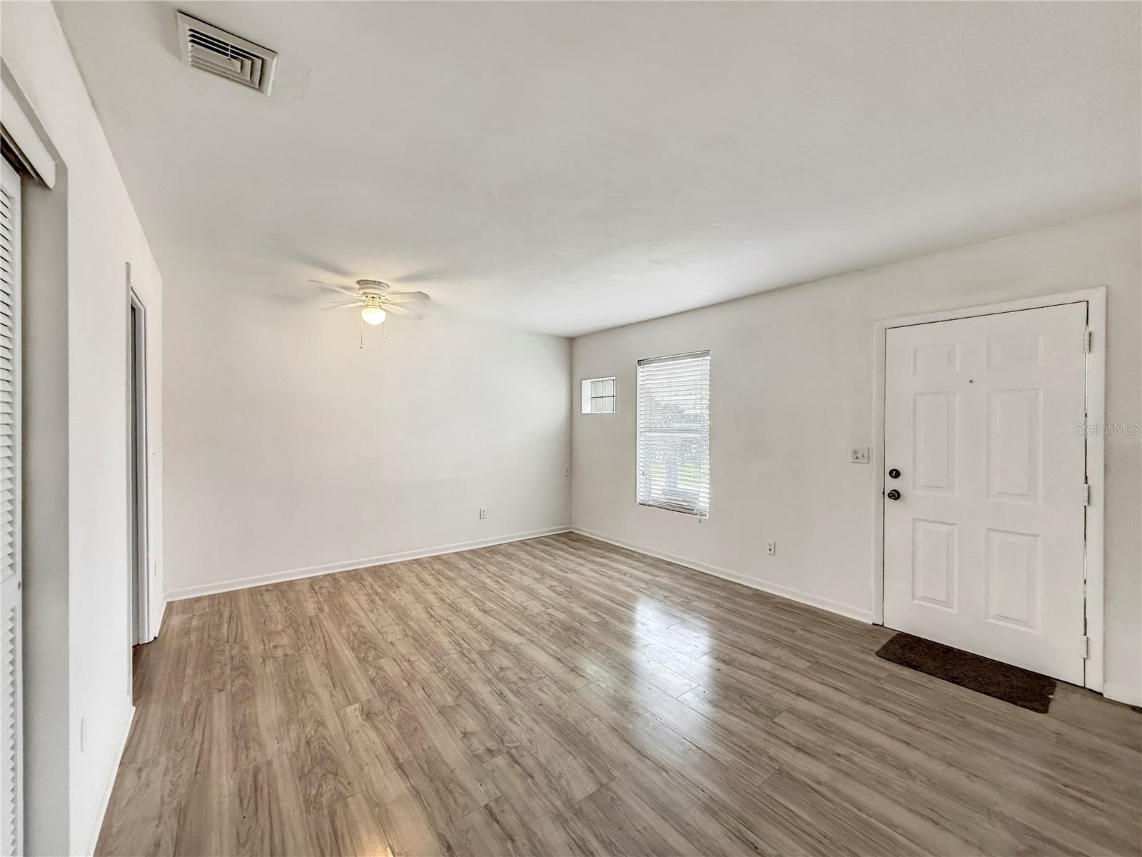 889 W VILLAGE DR, DELTONA, FL, 32725