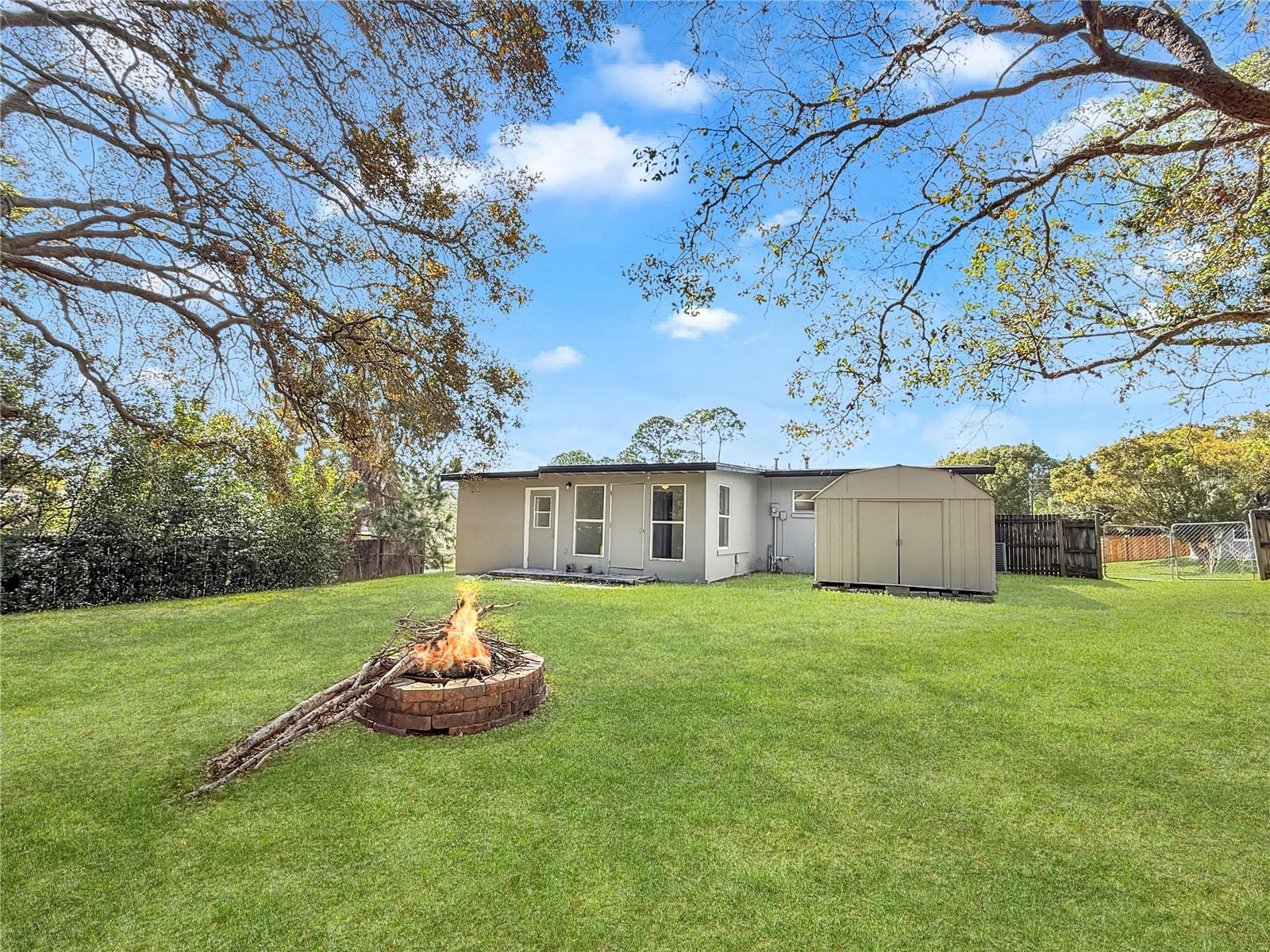 889 W VILLAGE DR, DELTONA, FL, 32725