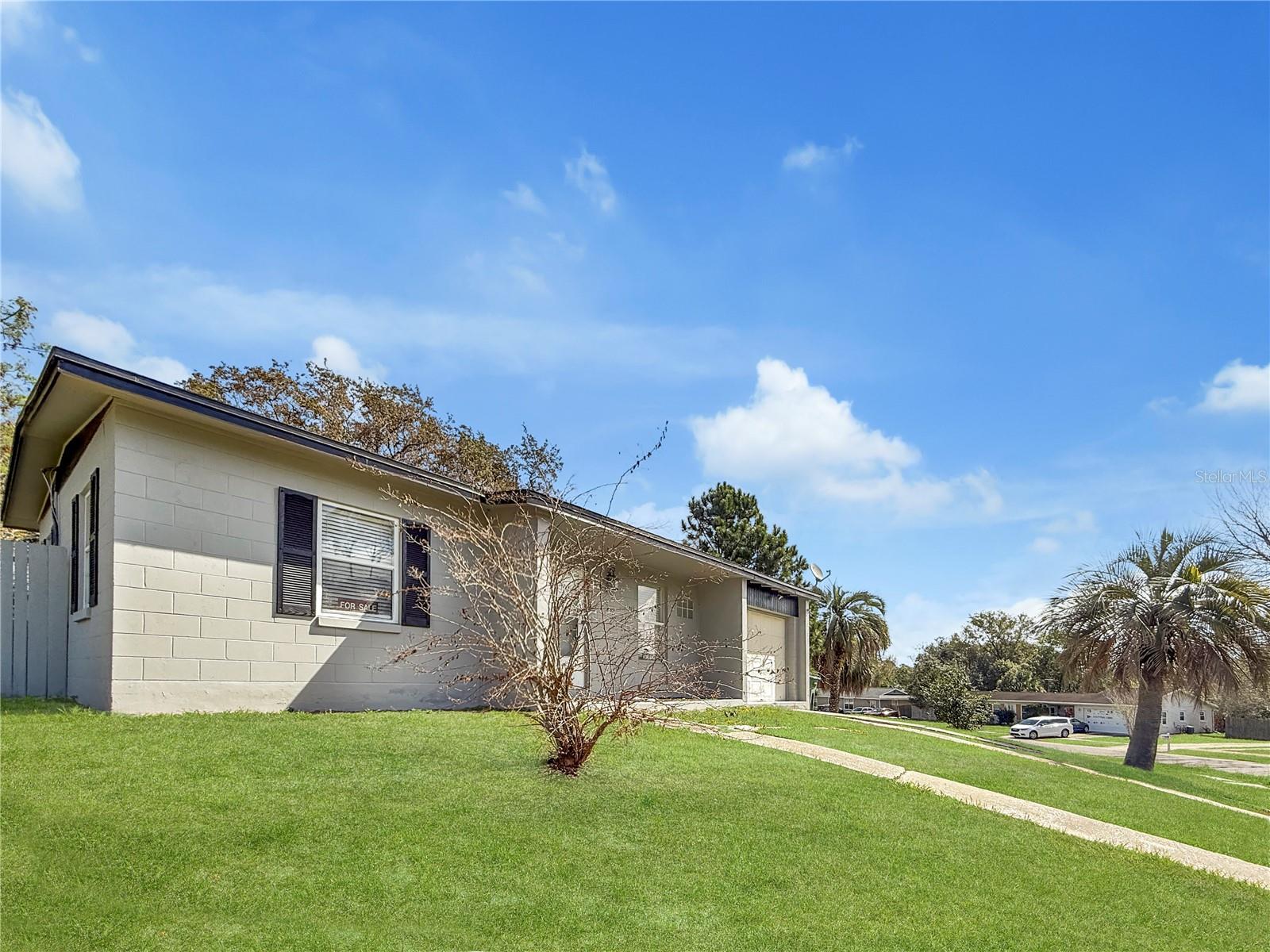 889 W VILLAGE DR, DELTONA, FL, 32725