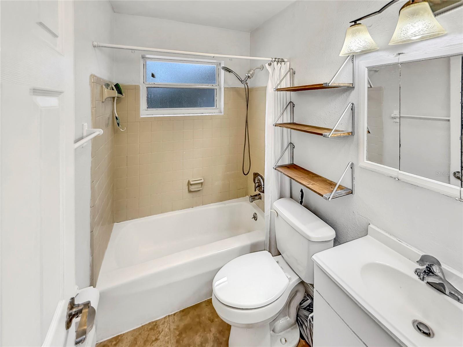 889 W VILLAGE DR, DELTONA, FL, 32725