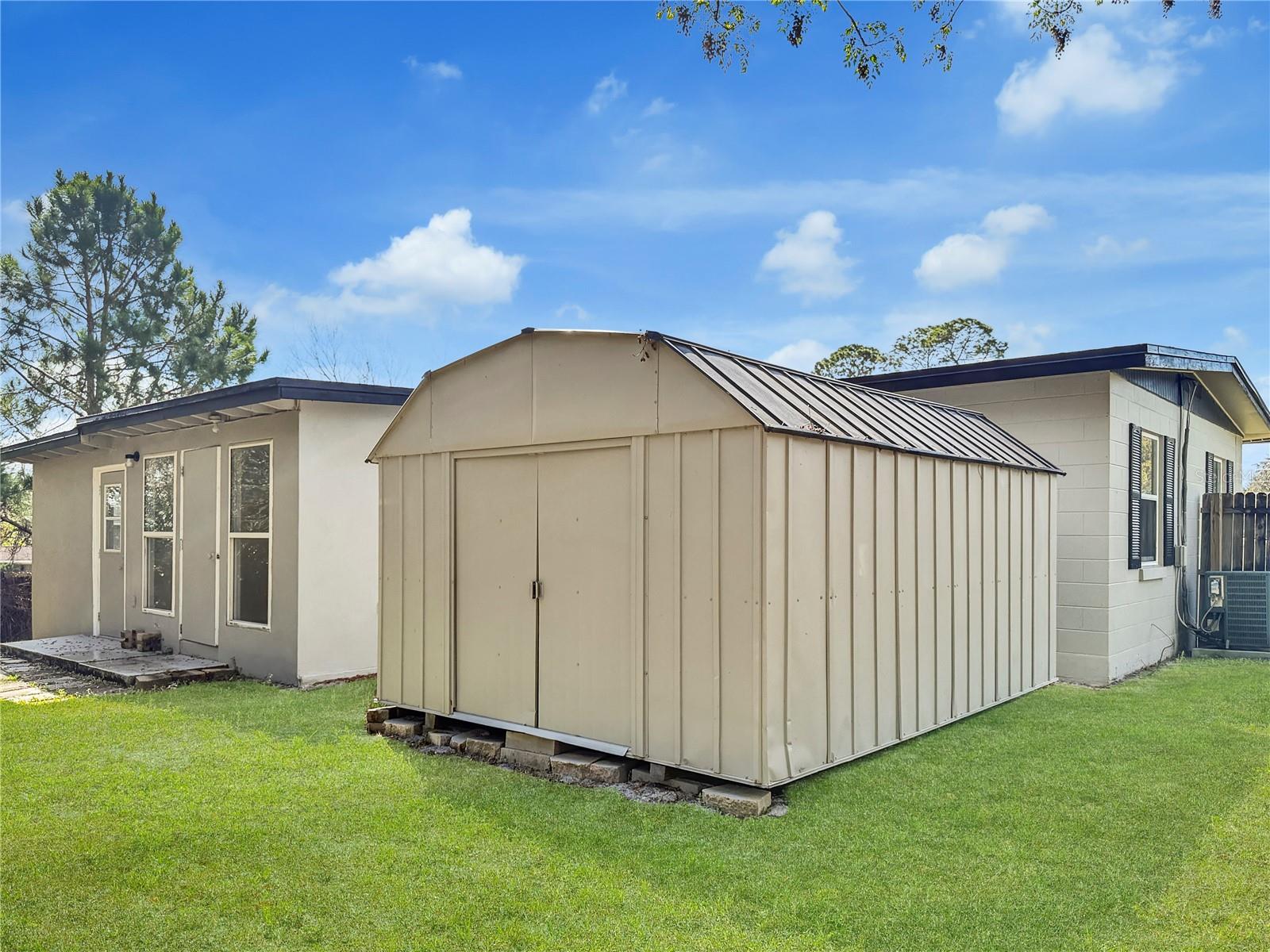 889 W VILLAGE DR, DELTONA, FL, 32725