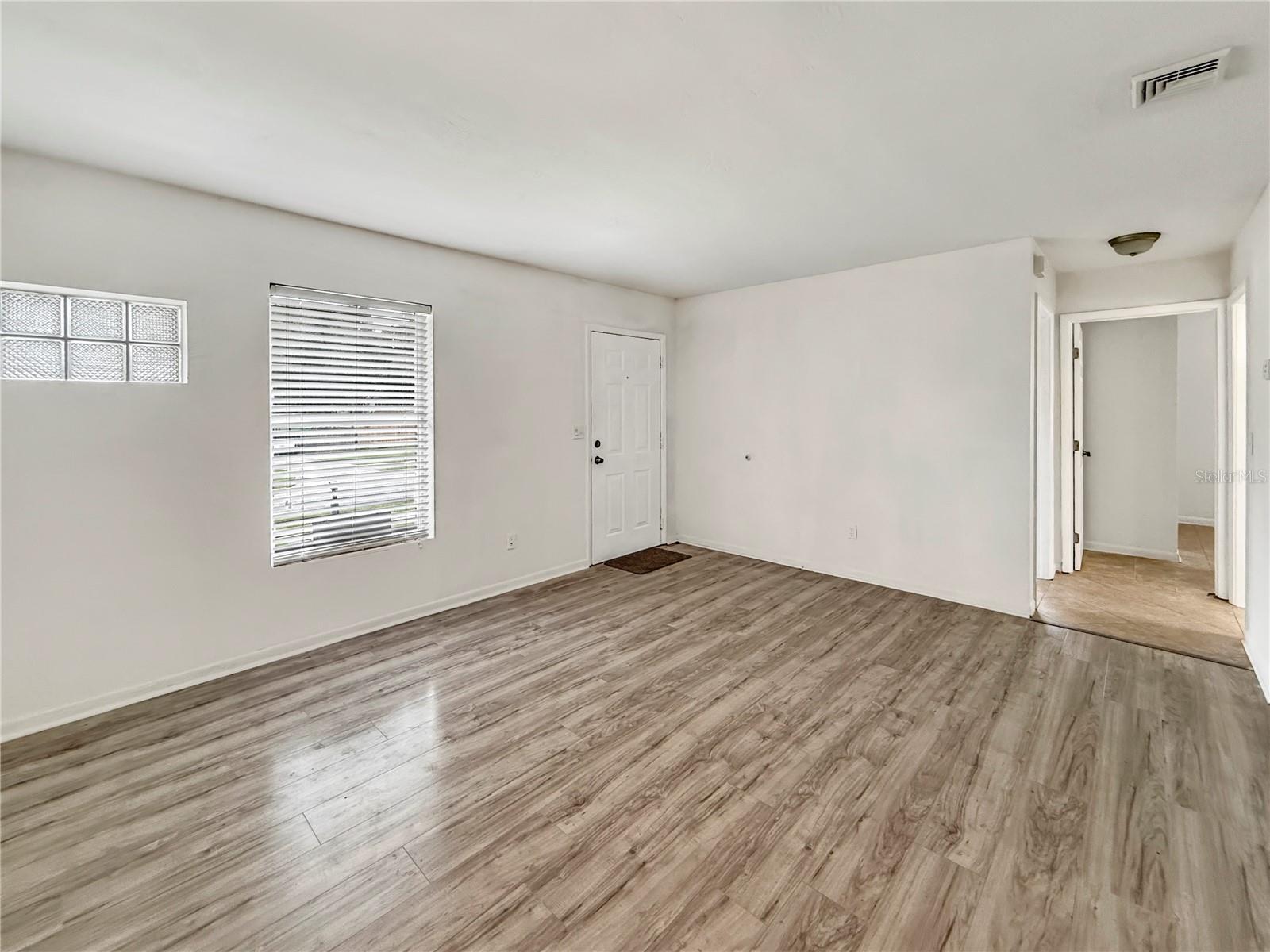 889 W VILLAGE DR, DELTONA, FL, 32725