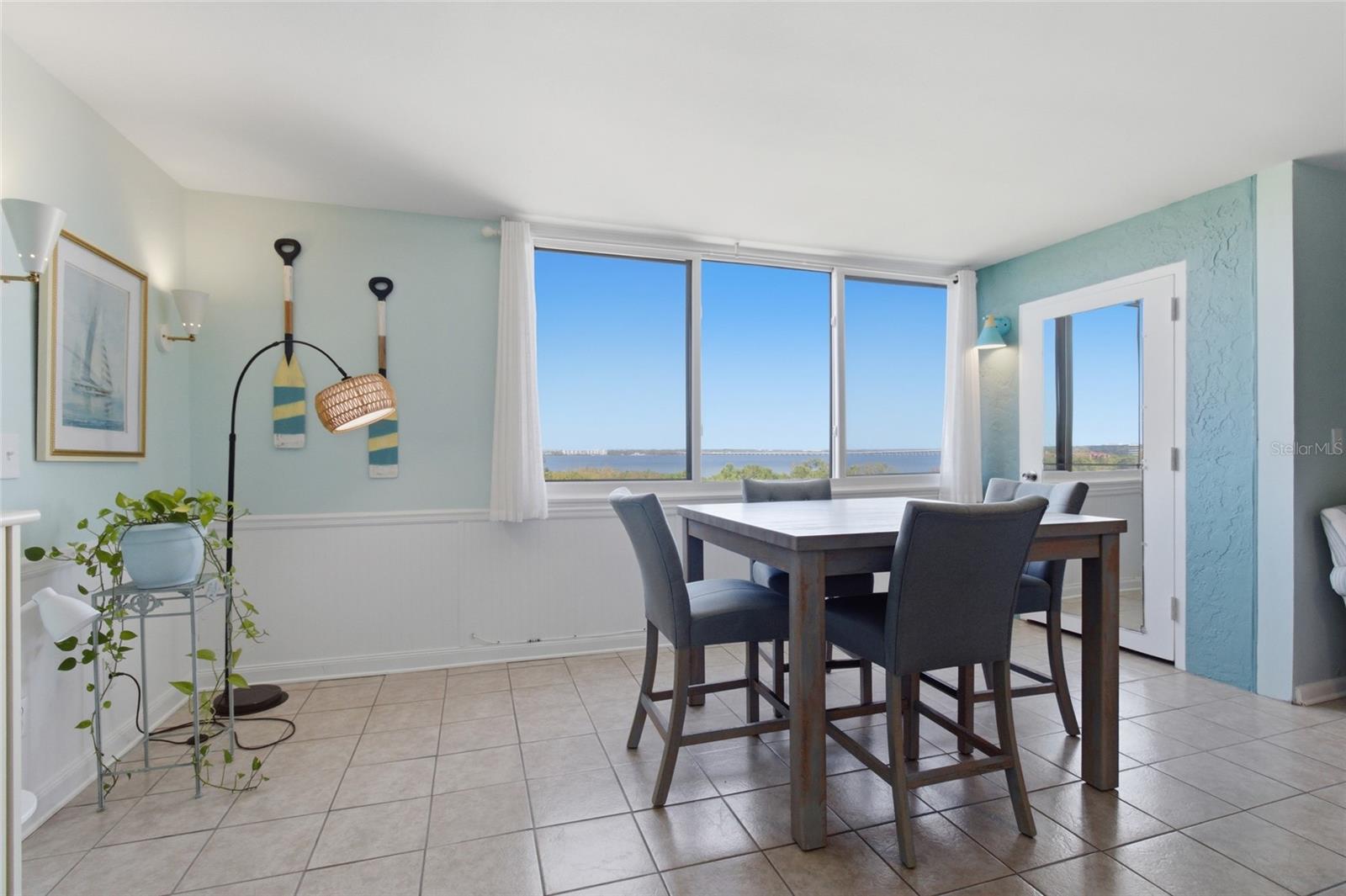 Living space/Dining areas