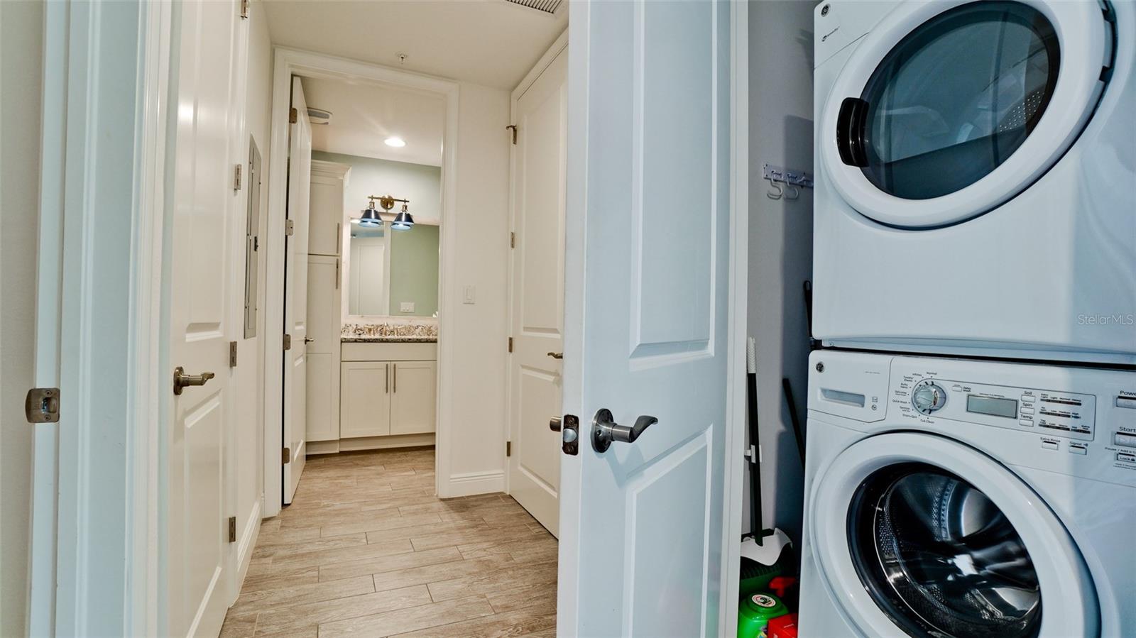 379 ARUBA CIR #303, BRADENTON, FL, 34209