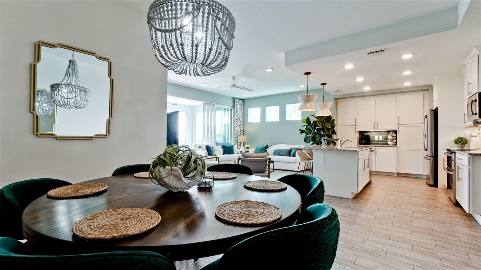 379 ARUBA CIR #303, BRADENTON, FL, 34209