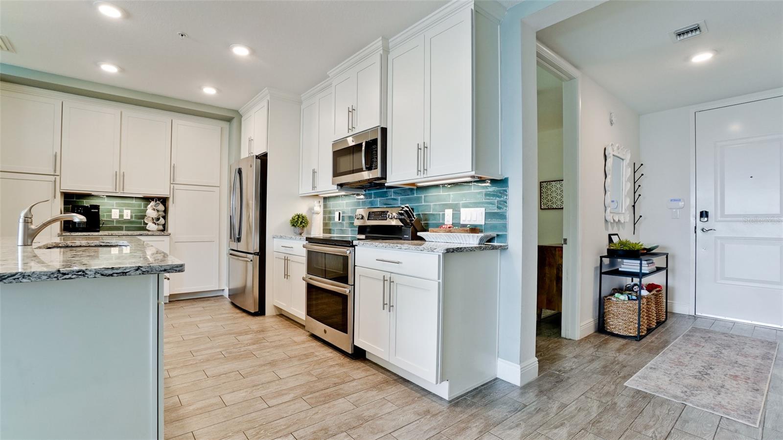 379 ARUBA CIR #303, BRADENTON, FL, 34209