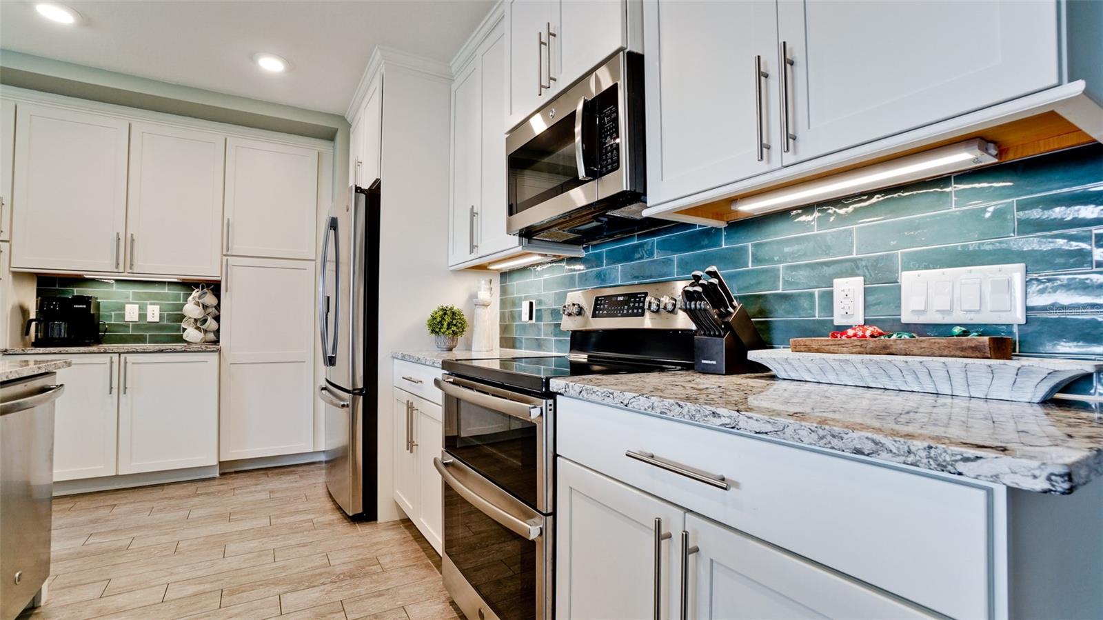 379 ARUBA CIR #303, BRADENTON, FL, 34209