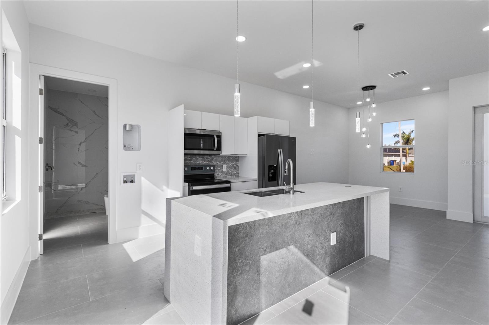 1035 BARCELONA ST E, LEHIGH ACRES, FL, 33974