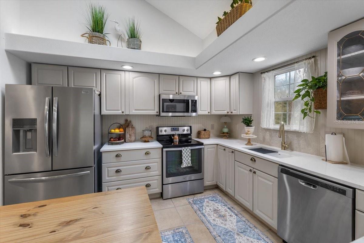 6093 AVENUE OF THE PALMS, WEEKI WACHEE, FL, 34607