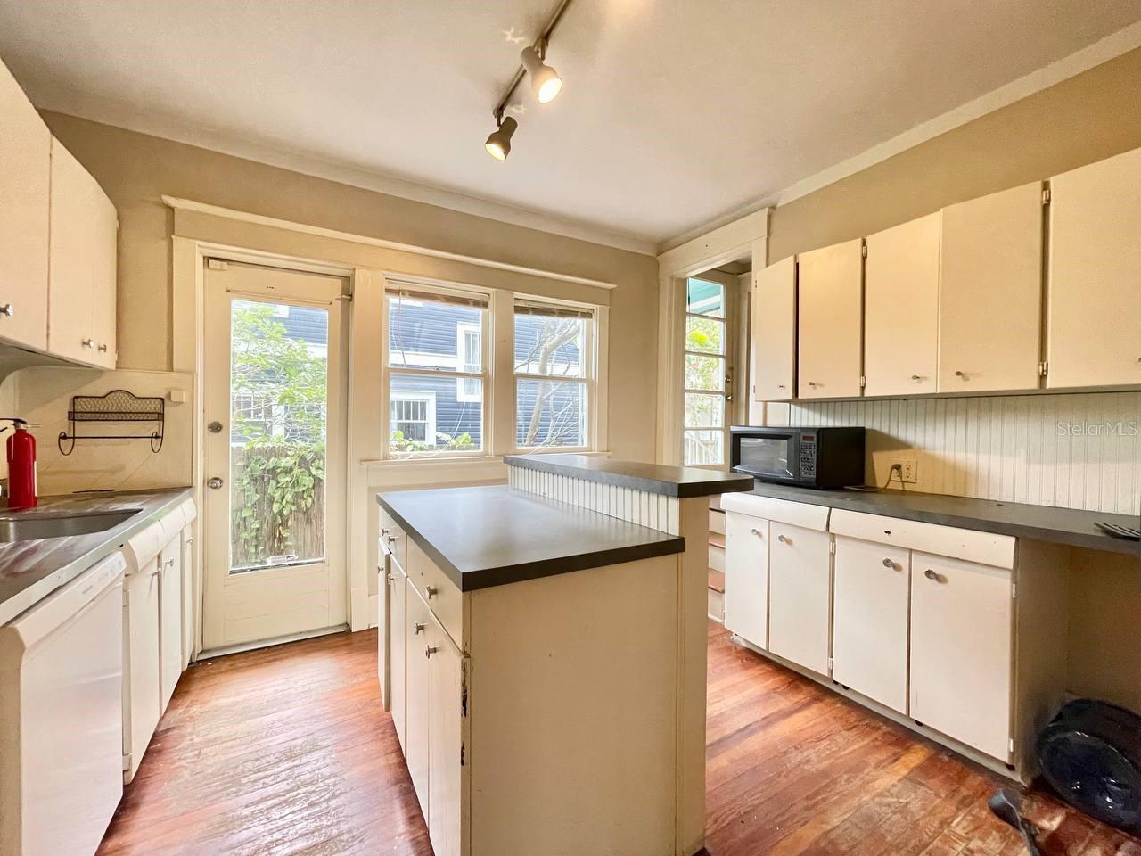 557 6TH AVE N, ST PETERSBURG, FL, 33701