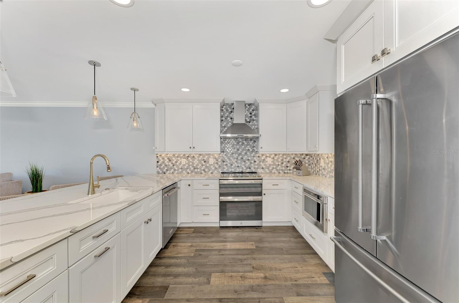 4410 EXETER DR #204, LONGBOAT KEY, FL, 34228