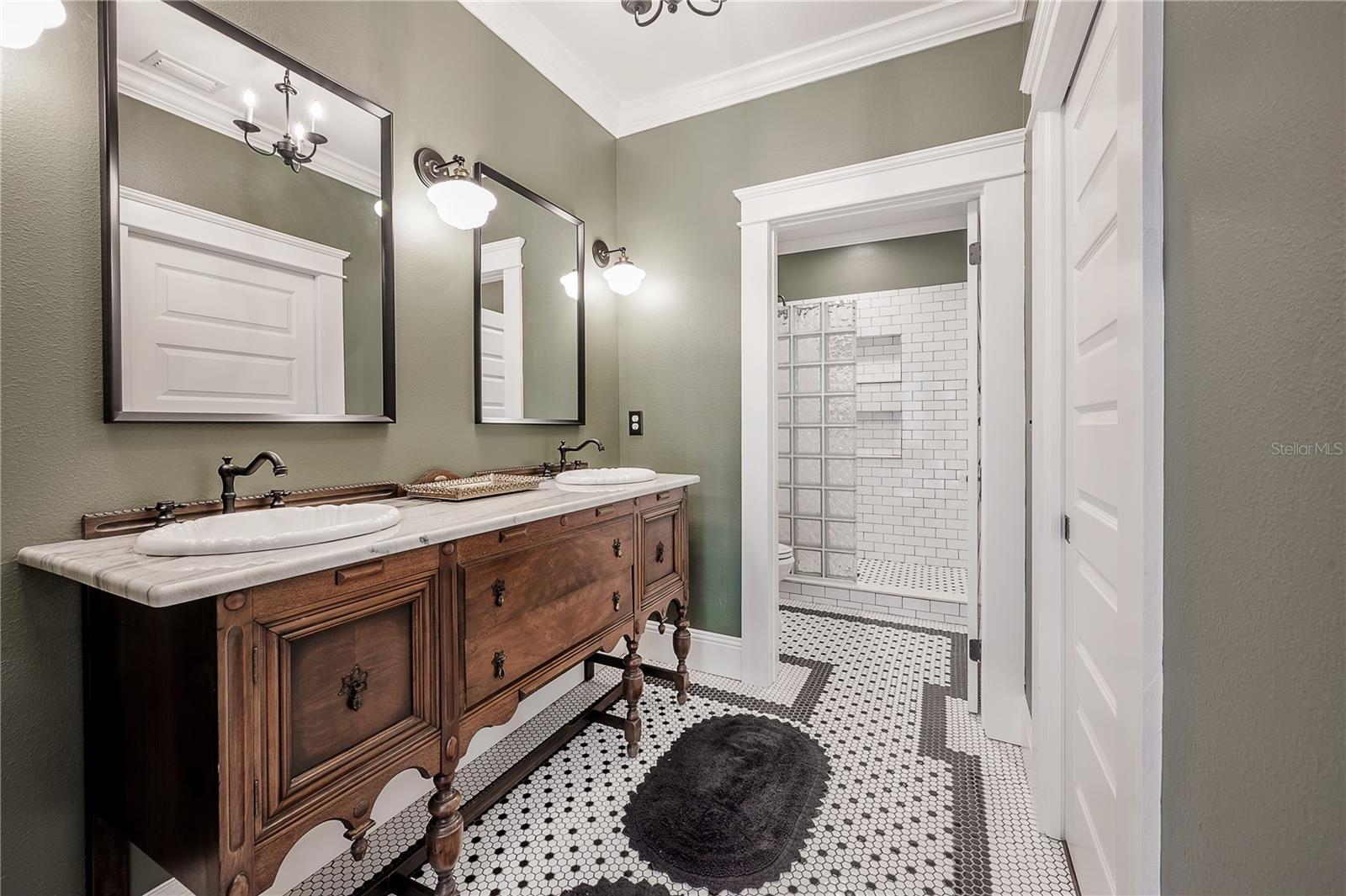 6009 N SUWANEE AVE, TAMPA, FL, 33604