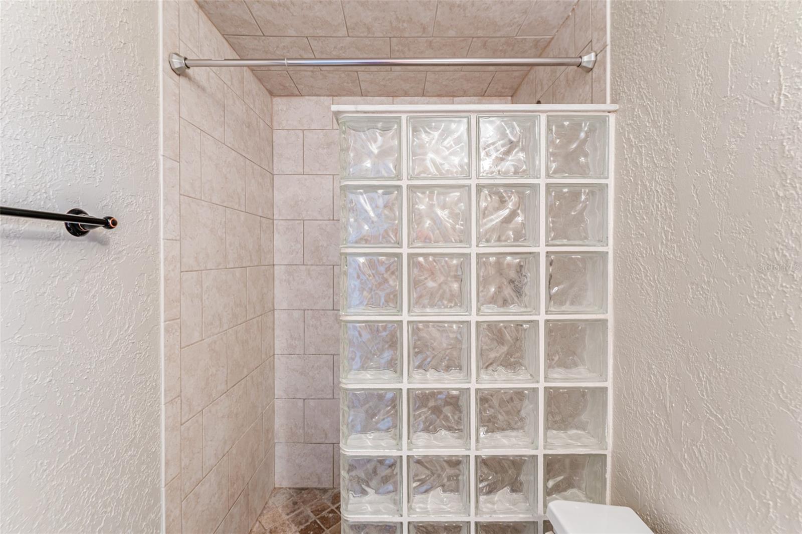 16017 WOODPINE DR, TAMPA, FL, 33618