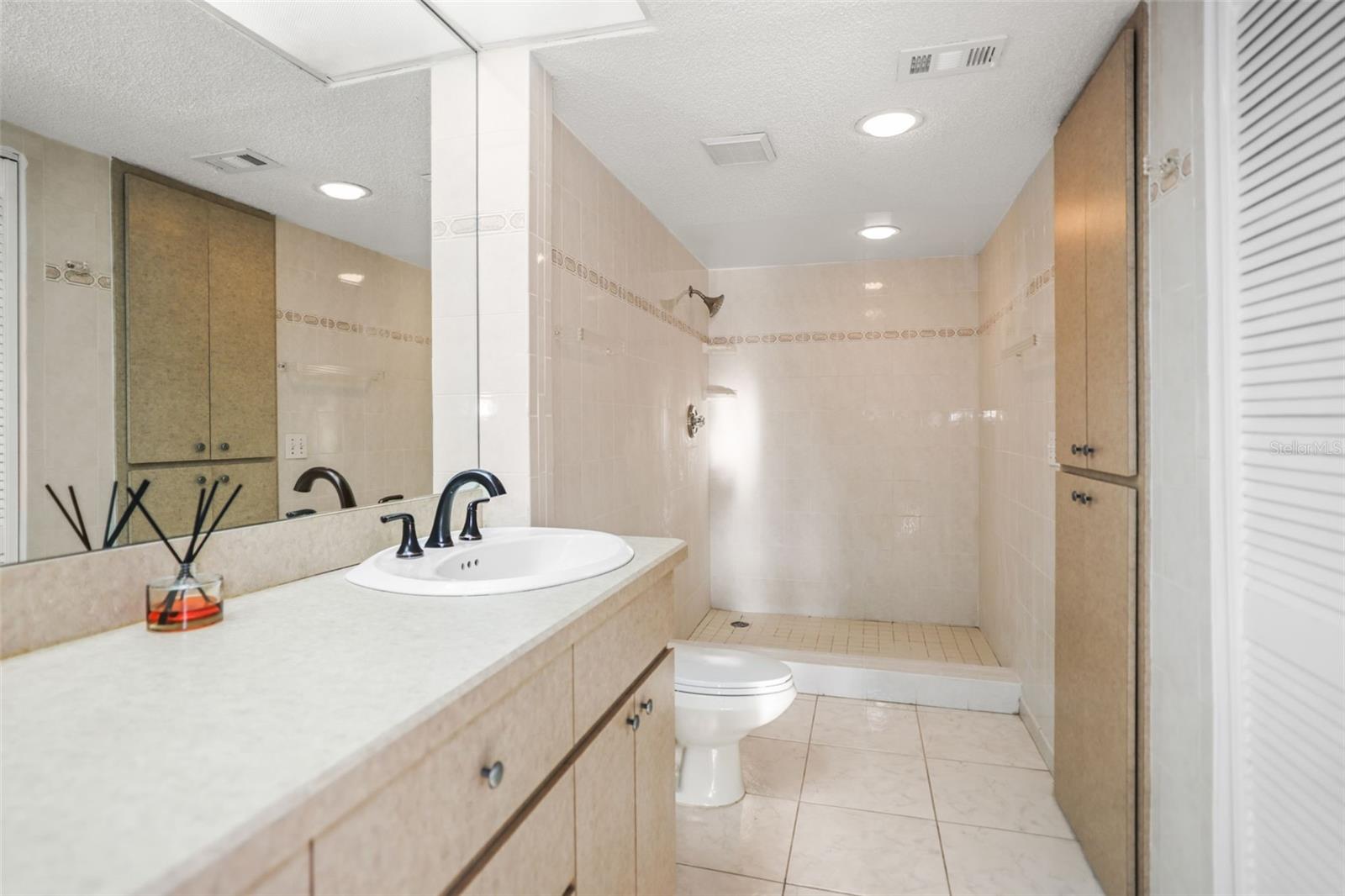 225 COUNTRY CLUB DR #D237, LARGO, FL, 33771