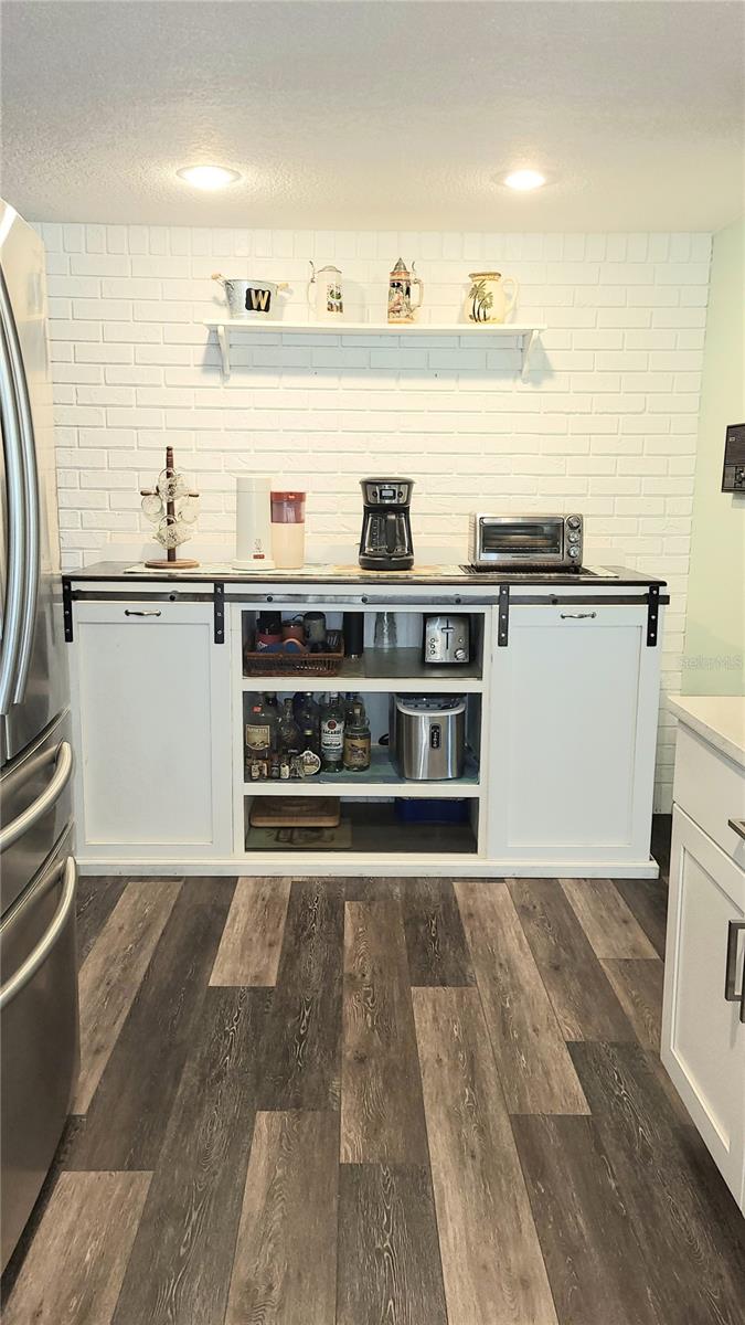 Opposite side of the kitchen.