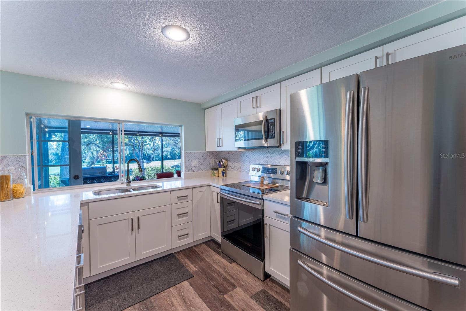 All matching Samsung appliances.