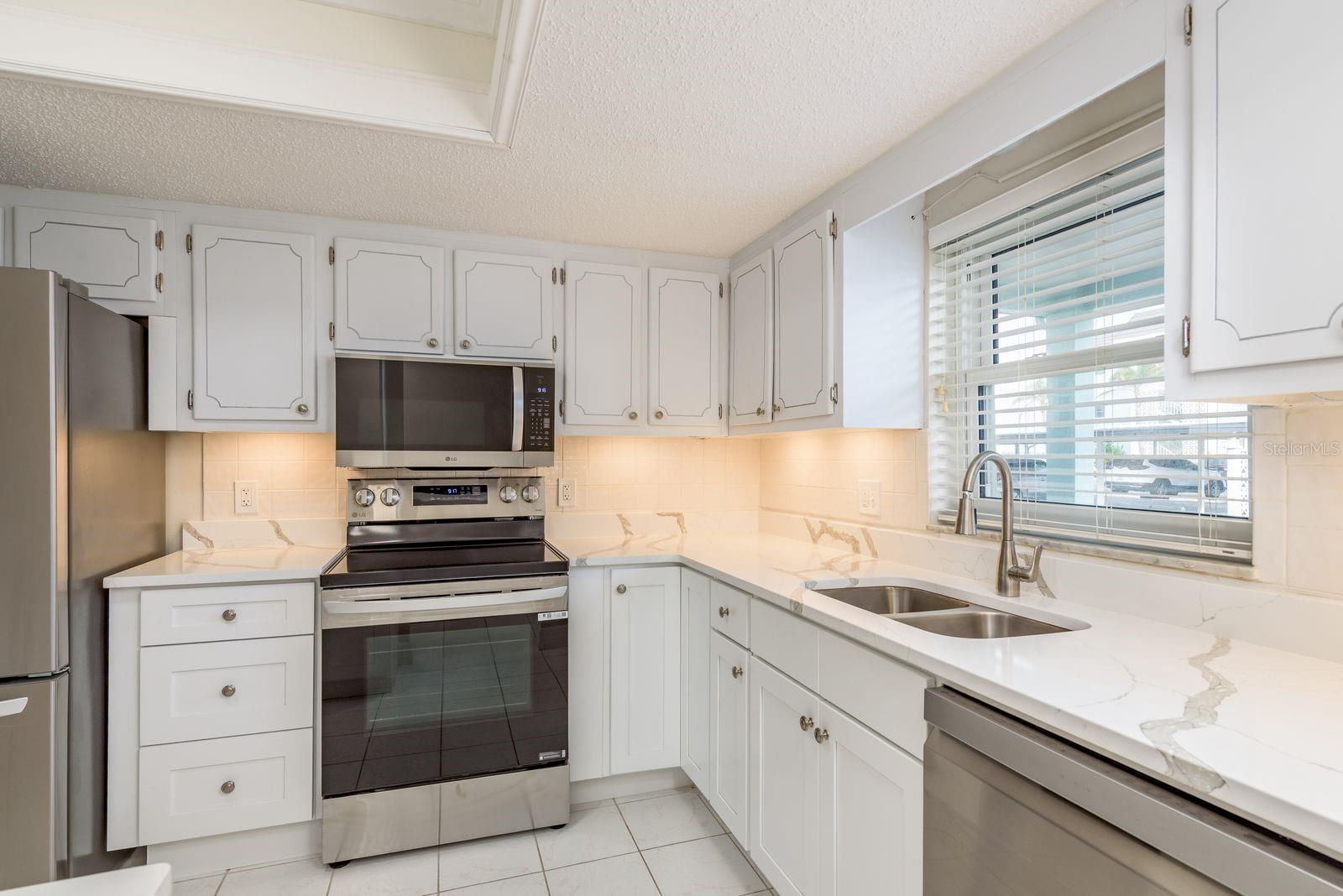 Gorgeous kitchen ideal for entertaining and everyday comfort