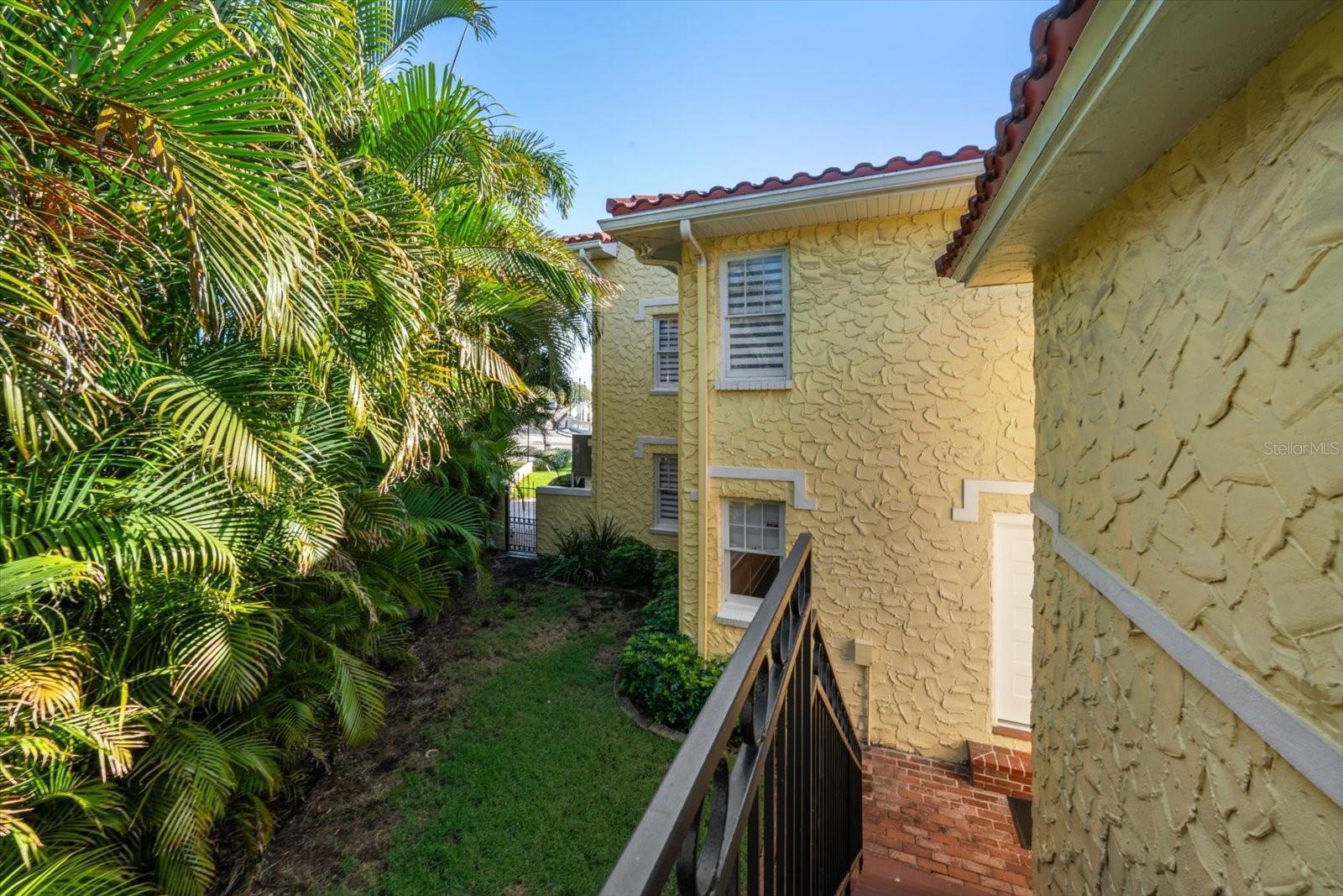 2050 COFFEE POT BLVD NE, ST PETERSBURG, FL, 33704
