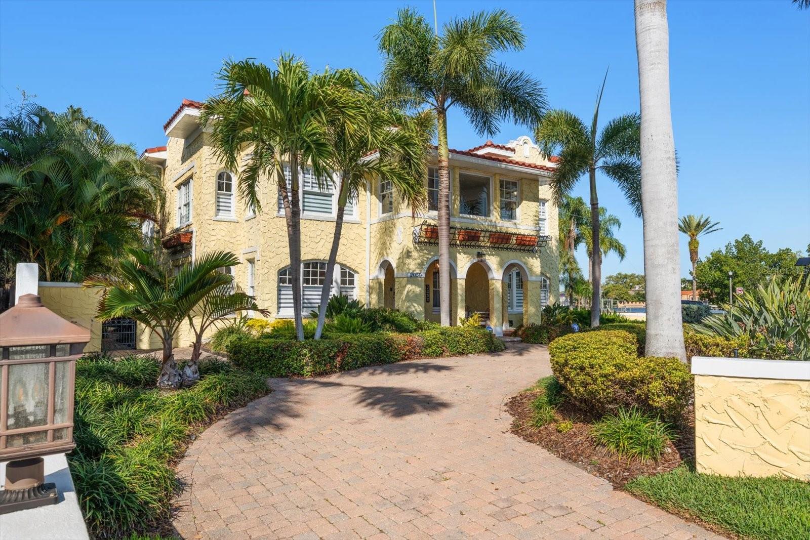 2050 COFFEE POT BLVD NE, ST PETERSBURG, FL, 33704