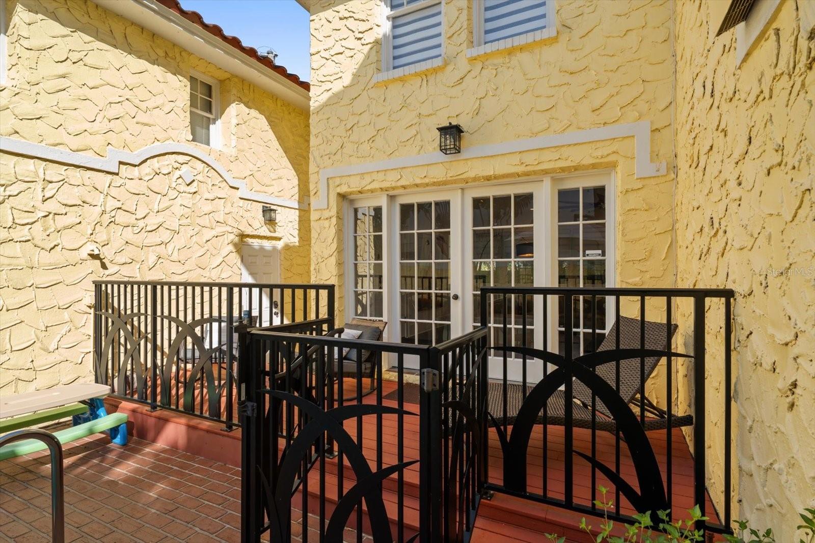 2050 COFFEE POT BLVD NE, ST PETERSBURG, FL, 33704