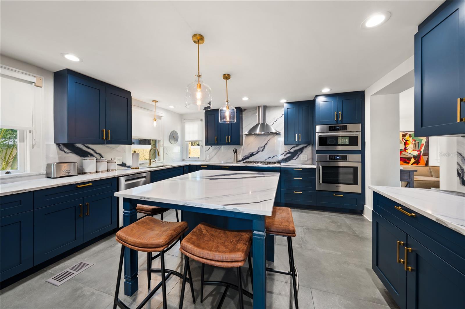 2050 COFFEE POT BLVD NE, ST PETERSBURG, FL, 33704