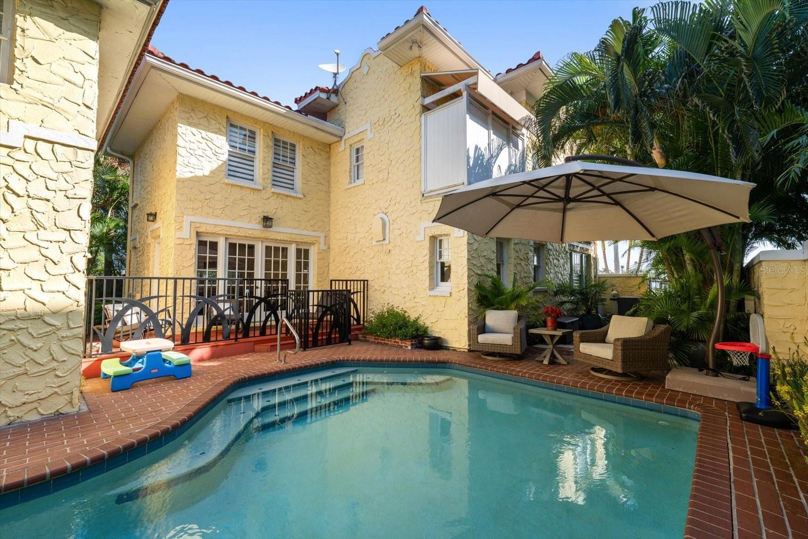 2050 COFFEE POT BLVD NE, ST PETERSBURG, FL, 33704