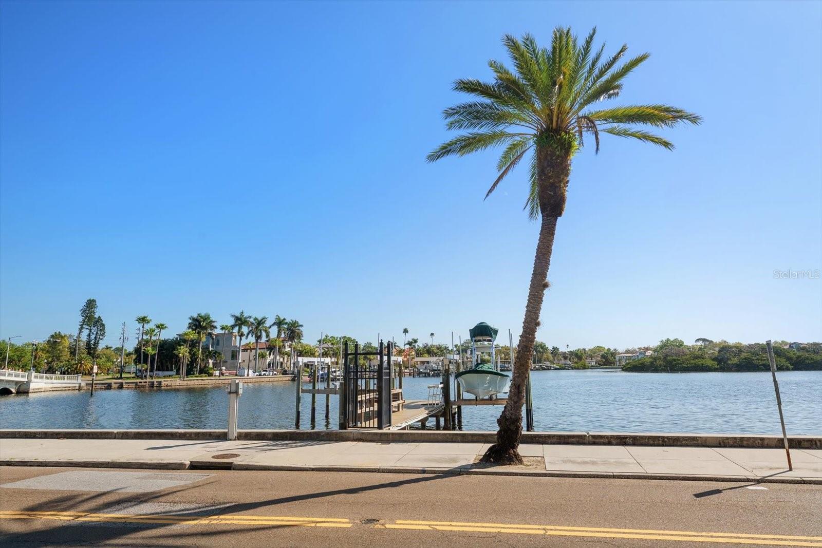 2050 COFFEE POT BLVD NE, ST PETERSBURG, FL, 33704