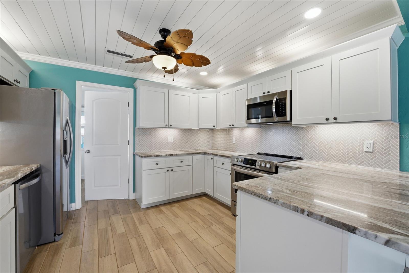 2400 PINE CT, NOKOMIS, FL, 34275