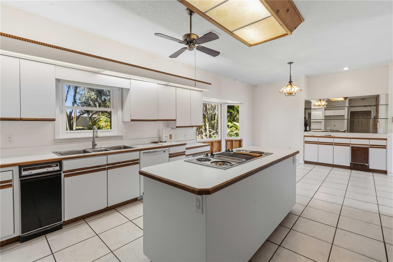 7468 LAKE WILLIS DR, ORLANDO, FL, 32821