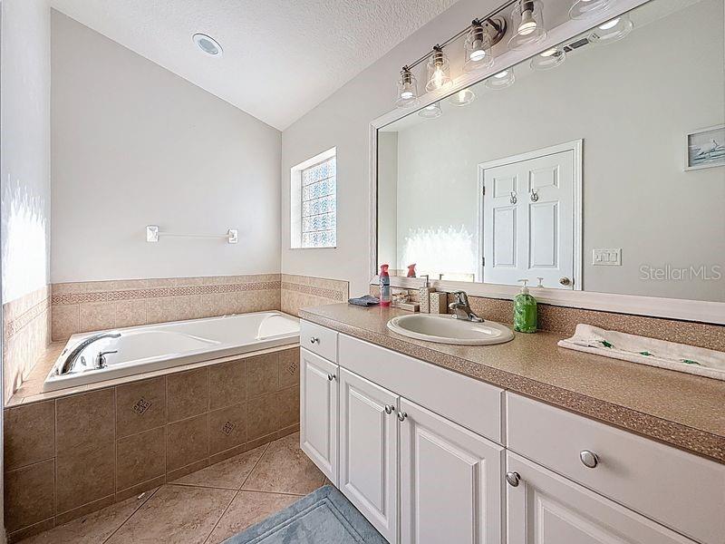 2402 DRYER AVE, LARGO, FL, 33770