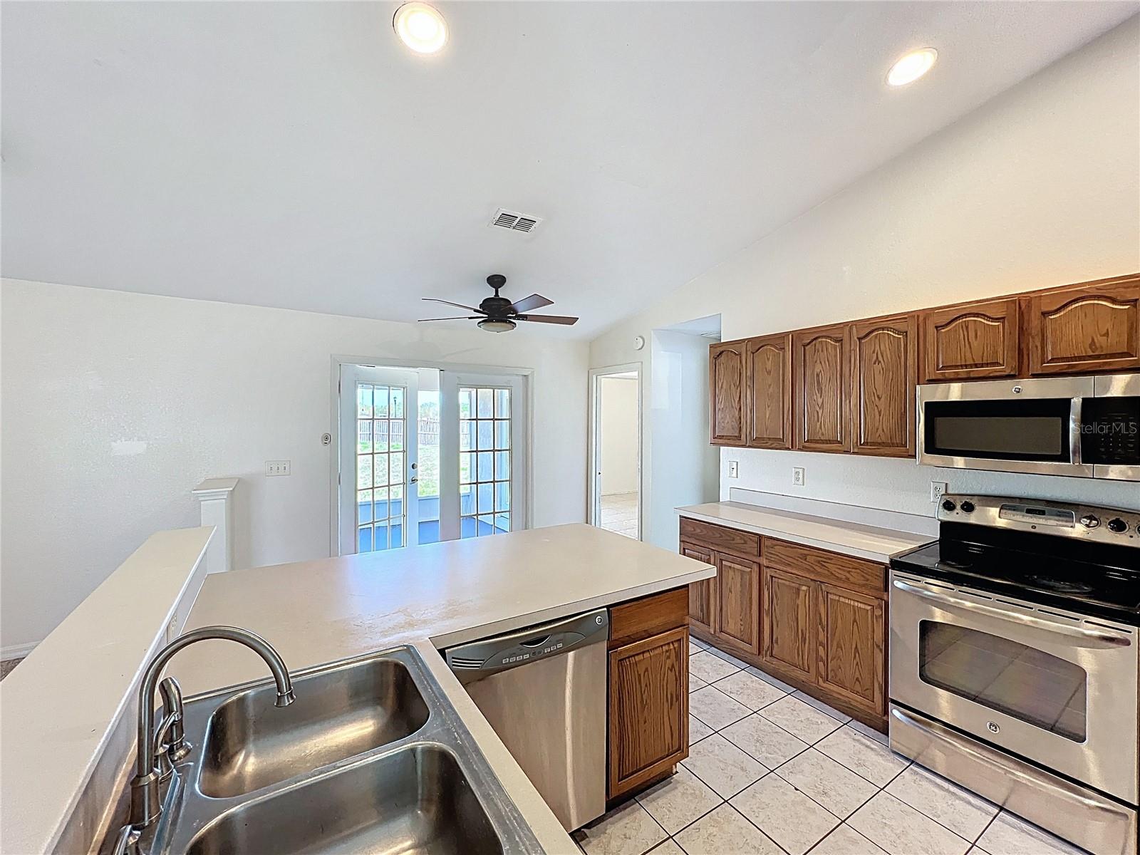 323 FOX LAKE DR, LAKELAND, FL, 33809