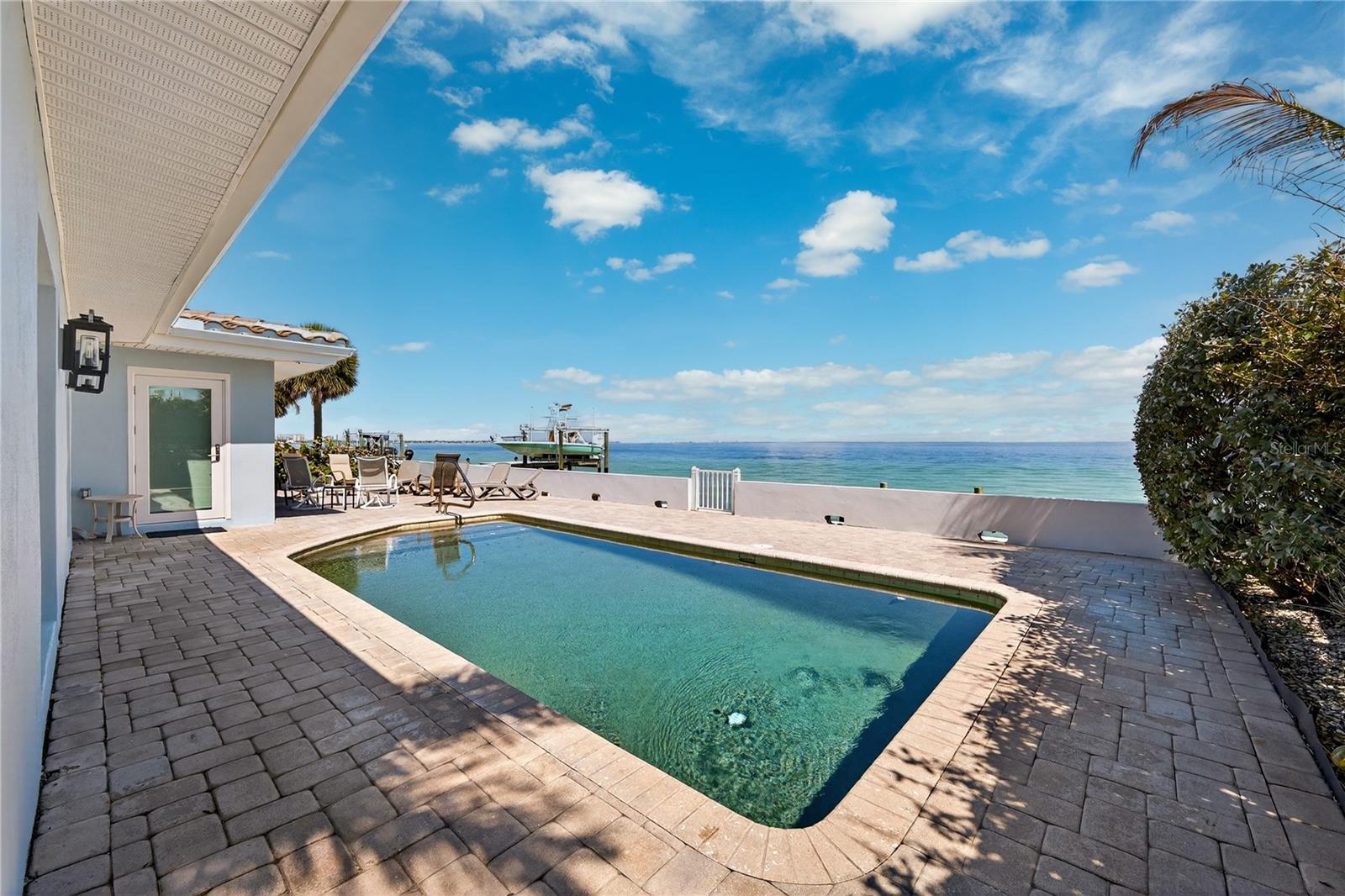 2540 E BAY ISLE DR SE, ST PETERSBURG, FL, 33705