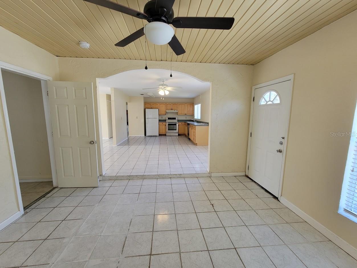 2466 LAKESHORE CIR, PORT CHARLOTTE, FL, 33952