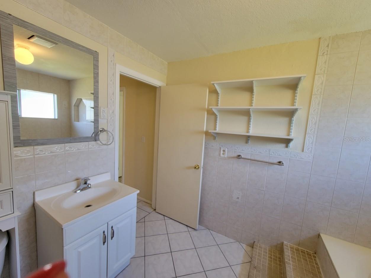 2466 LAKESHORE CIR, PORT CHARLOTTE, FL, 33952