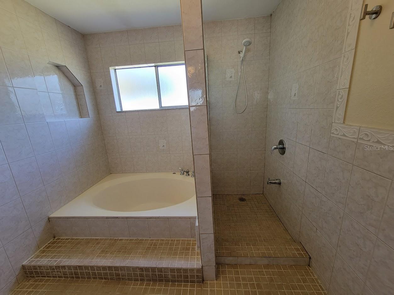 2466 LAKESHORE CIR, PORT CHARLOTTE, FL, 33952