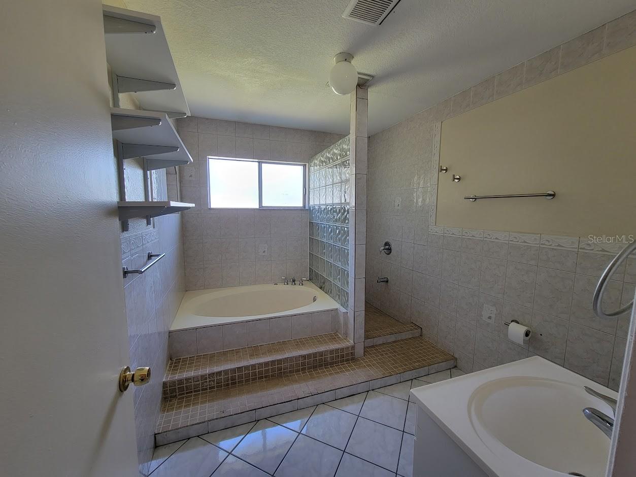 2466 LAKESHORE CIR, PORT CHARLOTTE, FL, 33952