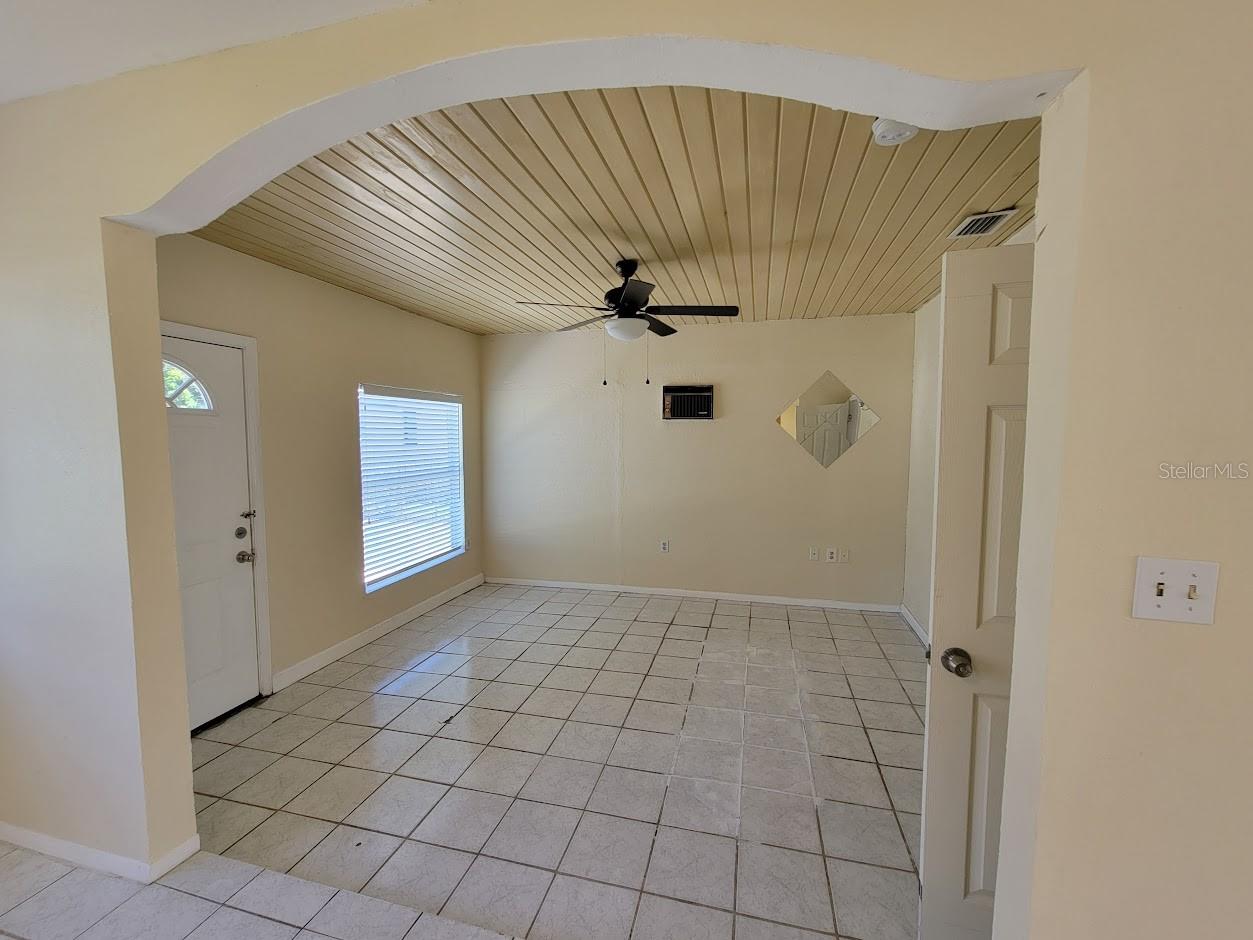 2466 LAKESHORE CIR, PORT CHARLOTTE, FL, 33952