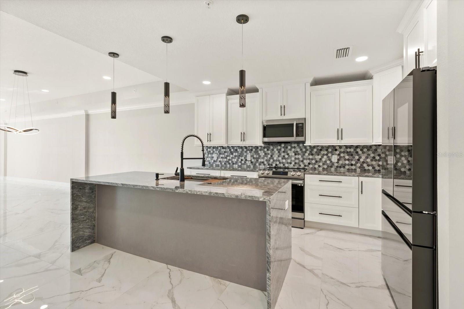 211 DOLPHIN PT #401, CLEARWATER BEACH, FL, 33767