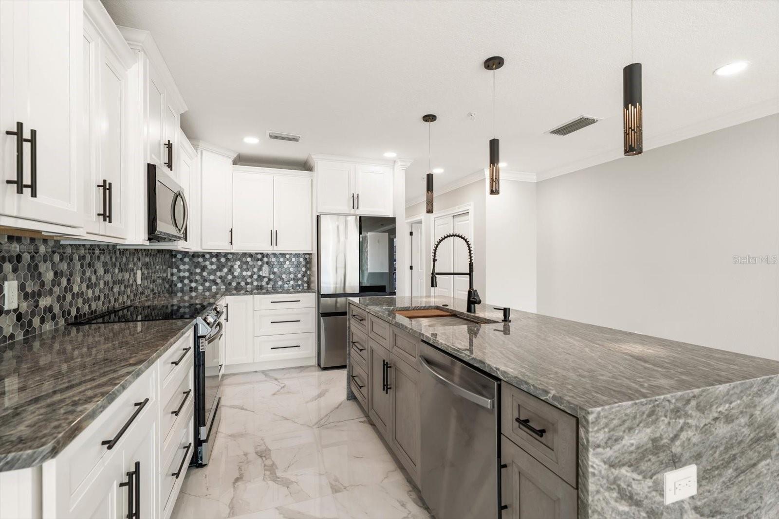 211 DOLPHIN PT #401, CLEARWATER BEACH, FL, 33767