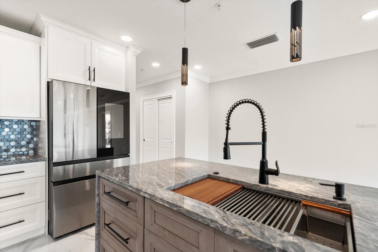 211 DOLPHIN PT #401, CLEARWATER BEACH, FL, 33767