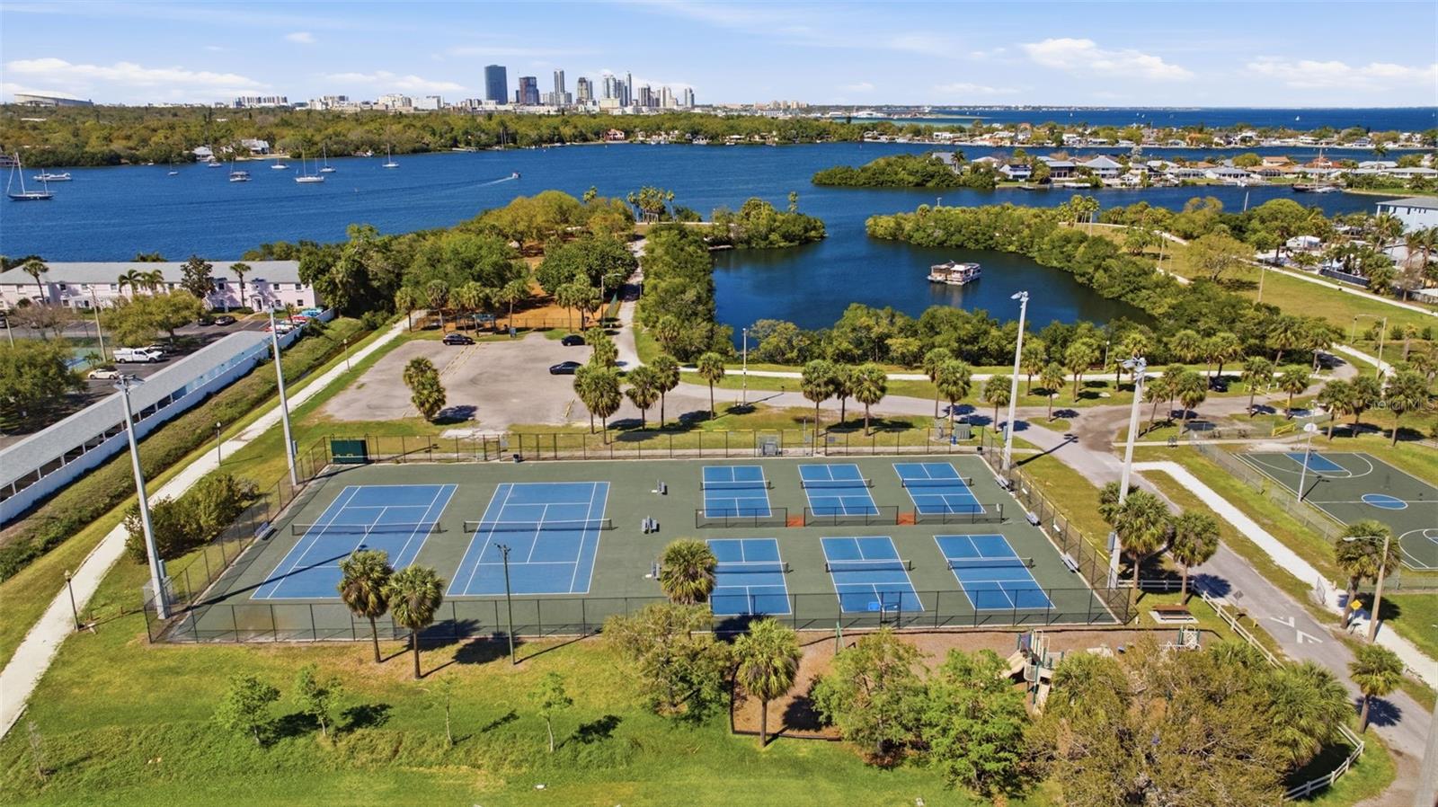 192 COQUINA BAY DR, ST PETERSBURG, FL, 33705