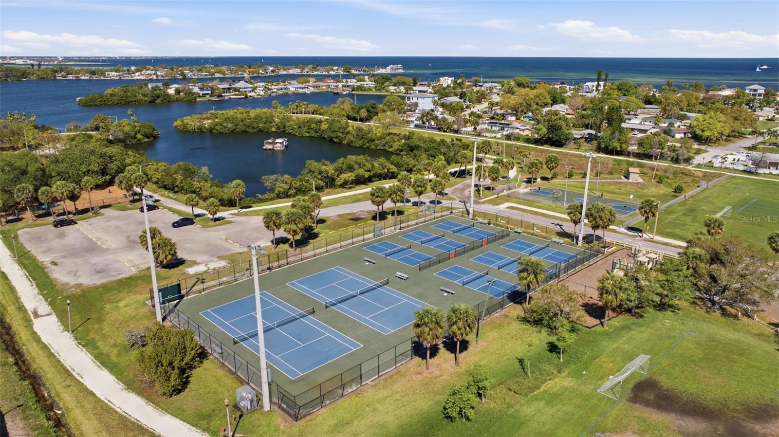 192 COQUINA BAY DR, ST PETERSBURG, FL, 33705