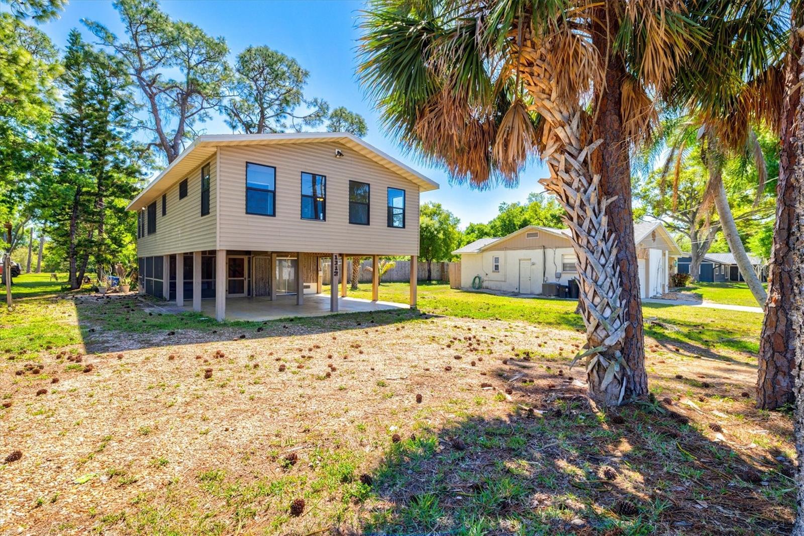 1312 TWIN LAKES AVE, NOKOMIS, FL, 34275