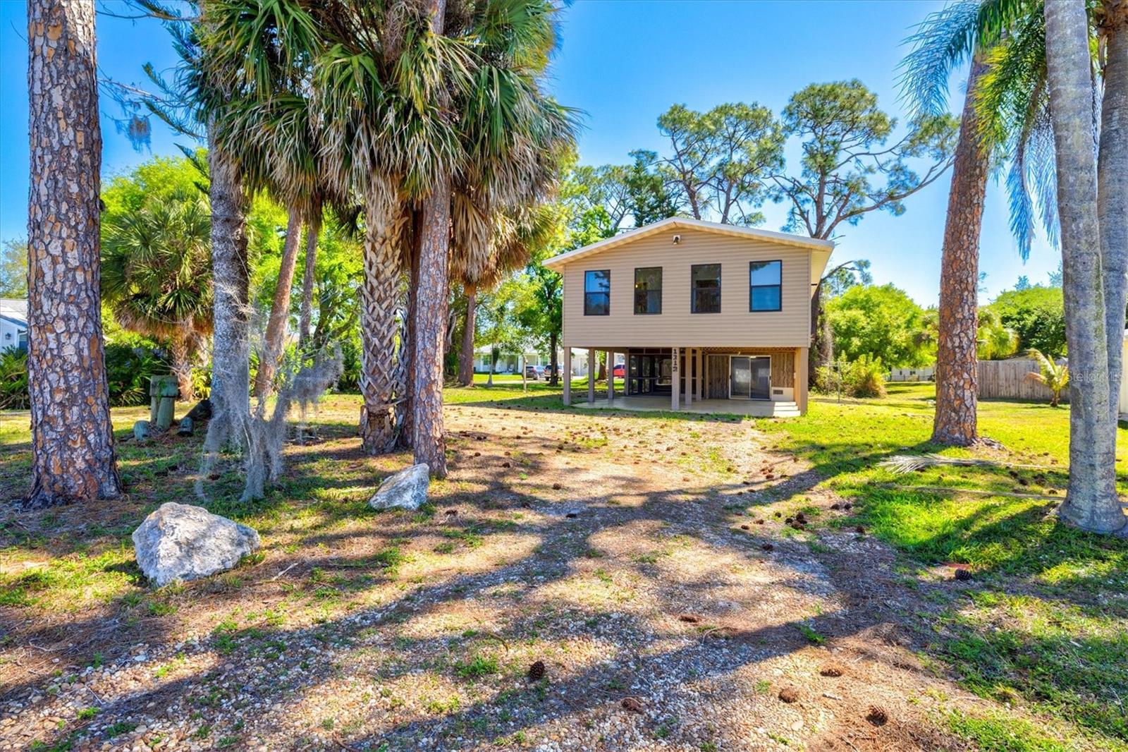1312 TWIN LAKES AVE, NOKOMIS, FL, 34275