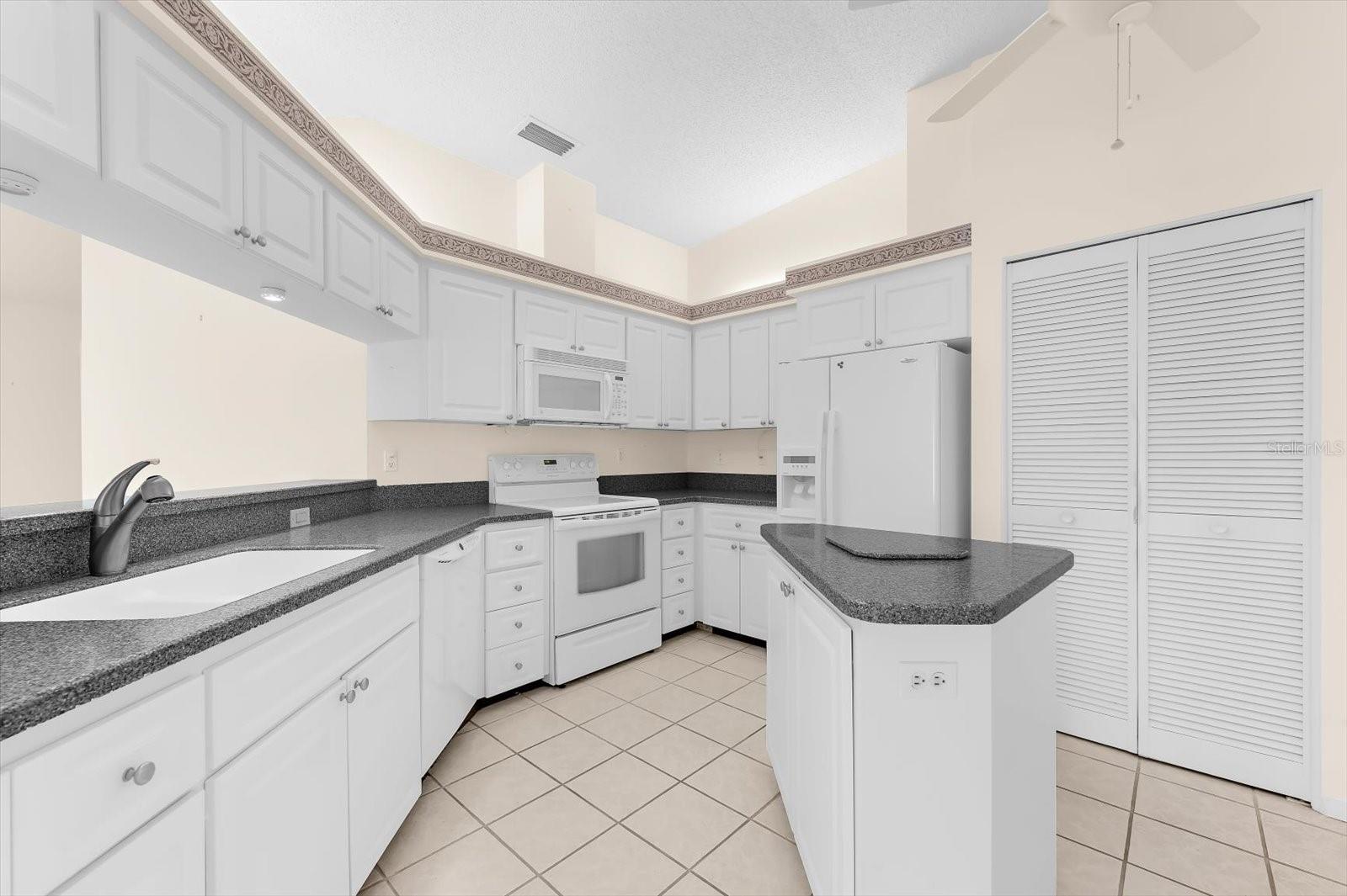 5608 GARDEN LAKES DR, BRADENTON, FL, 34203