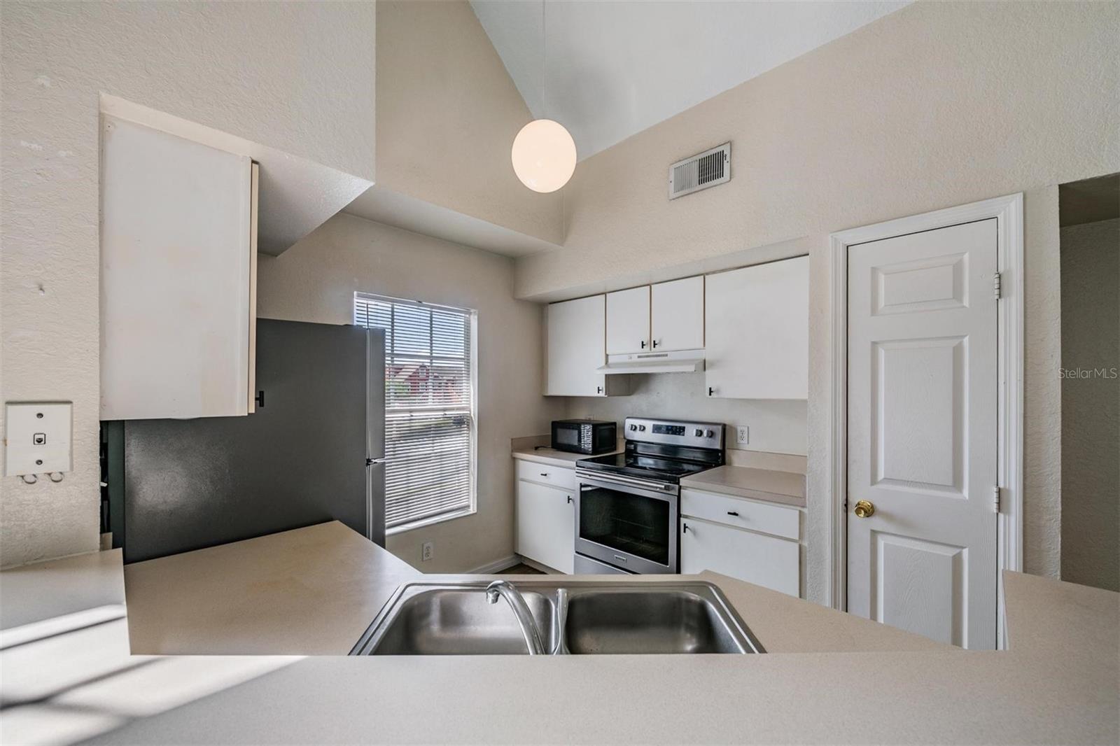 9846 LAKE CHASE ISLAND WAY, TAMPA, FL, 33626