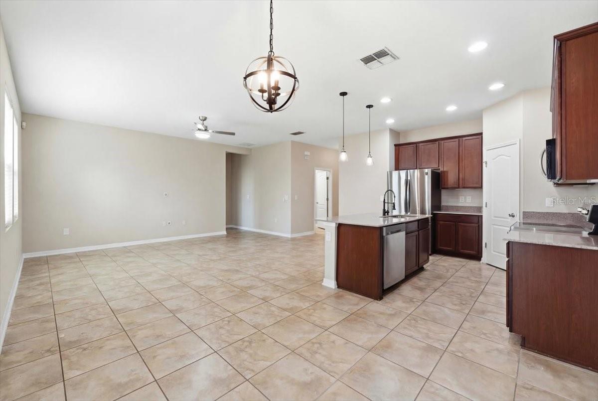 215 LAKESHORE DR, DAVENPORT, FL, 33837