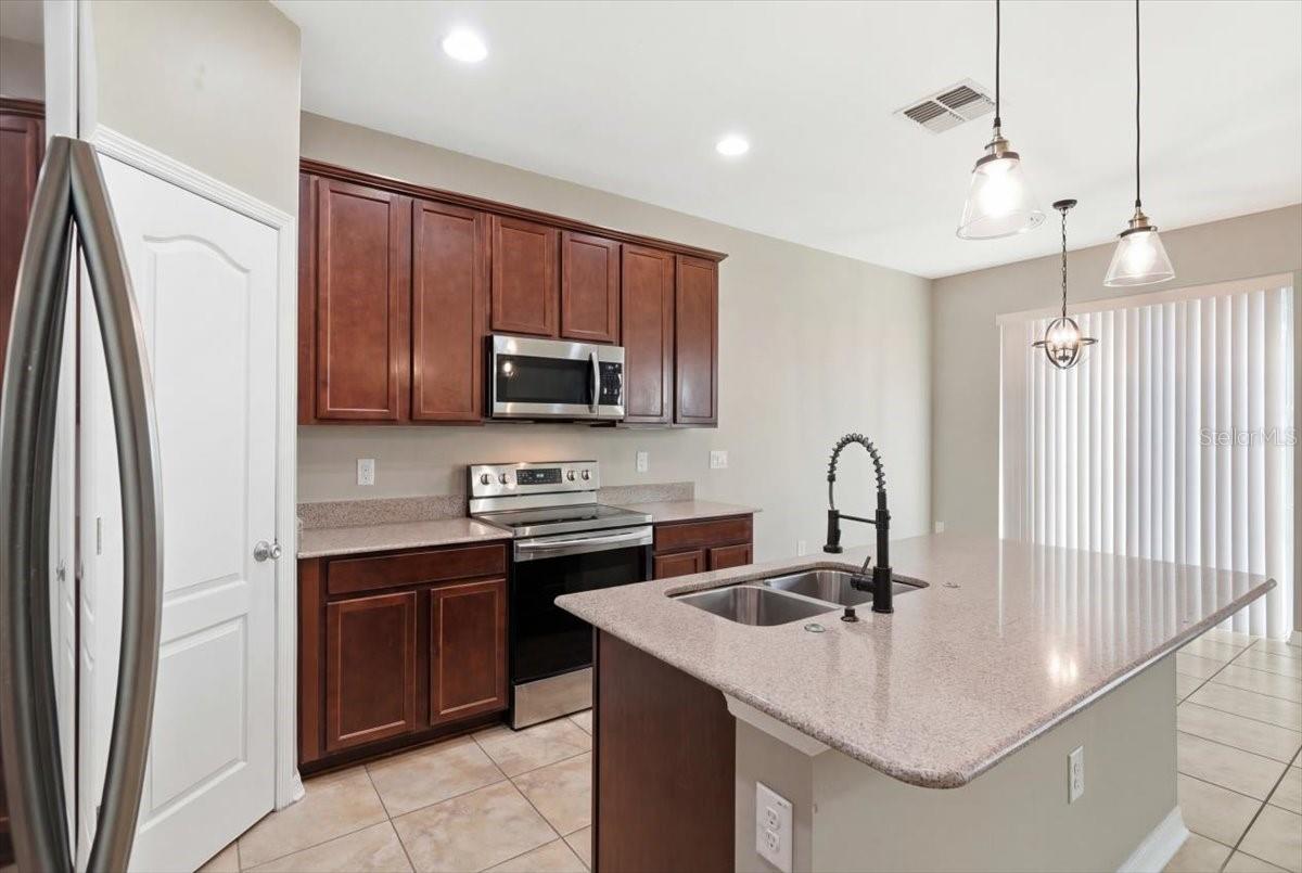 215 LAKESHORE DR, DAVENPORT, FL, 33837